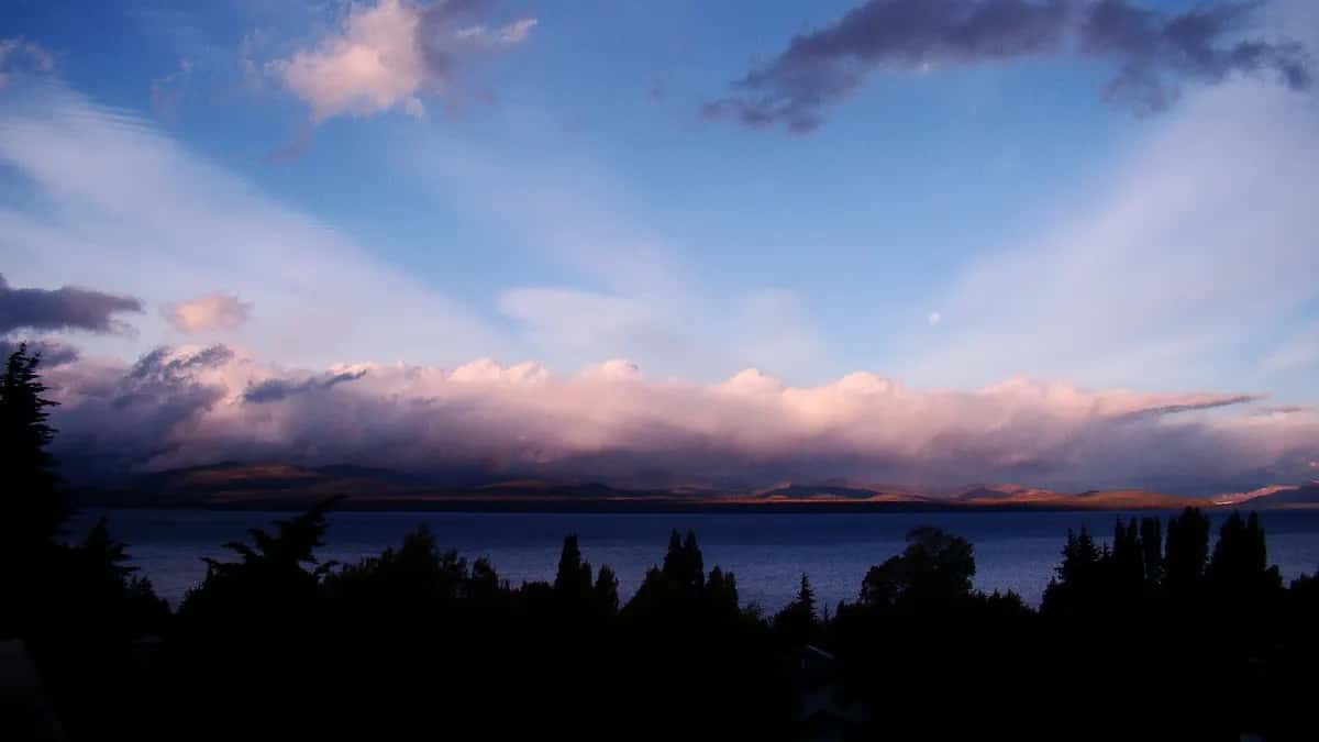 Vista do lago Nahuel Huapi em Bariloche ao entardecer