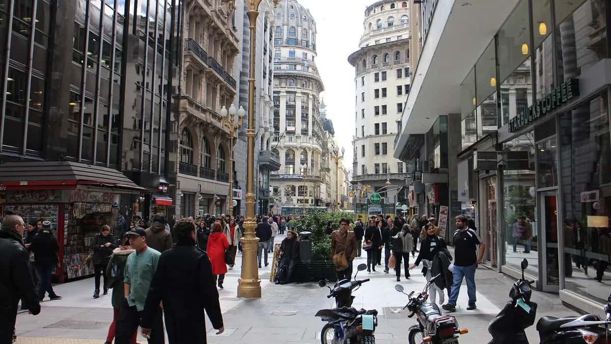 Pedestres na rua Florida, em Buenos Aires