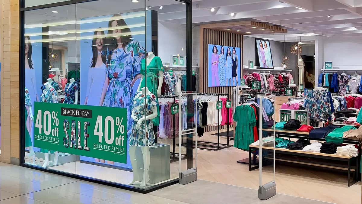 Vitrine de uma loja com cartazes de desconto de Black Friday