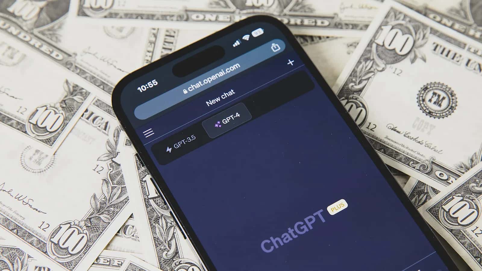 Smartphone con ChatGPT sobre billetes, en referencia al presupuesto para ChatGPT Ads