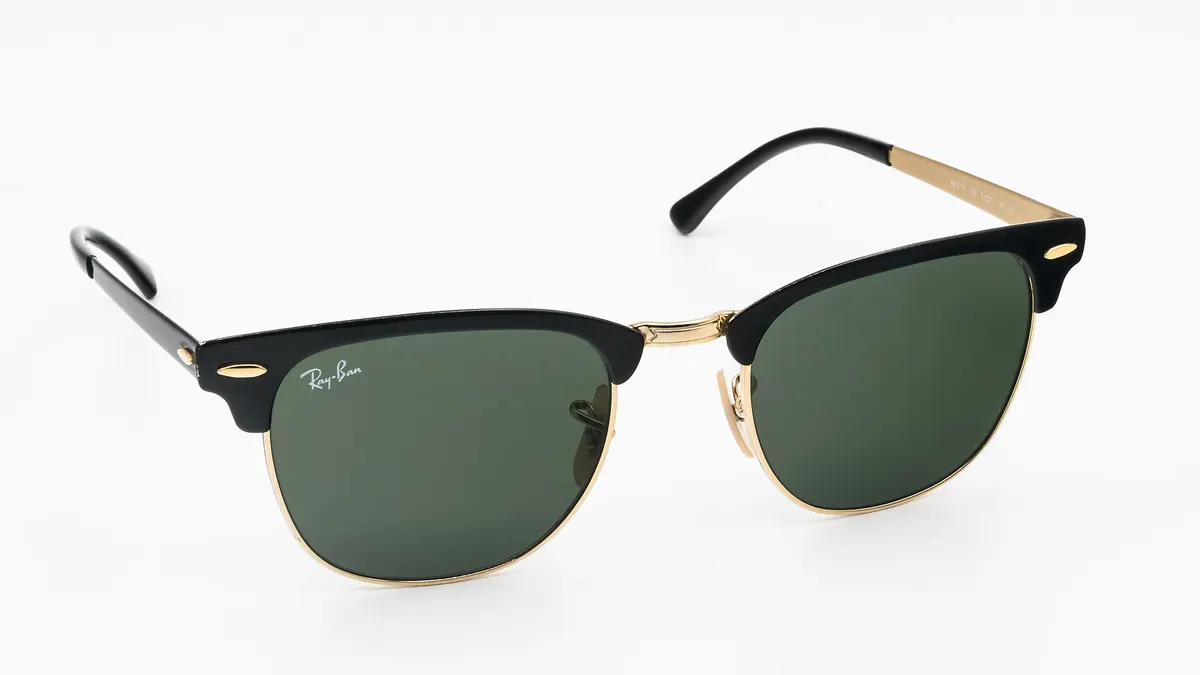 Warner Music demanda al dueño de Ray-Ban por US$64 millones por usar canciones en sus redes sociales