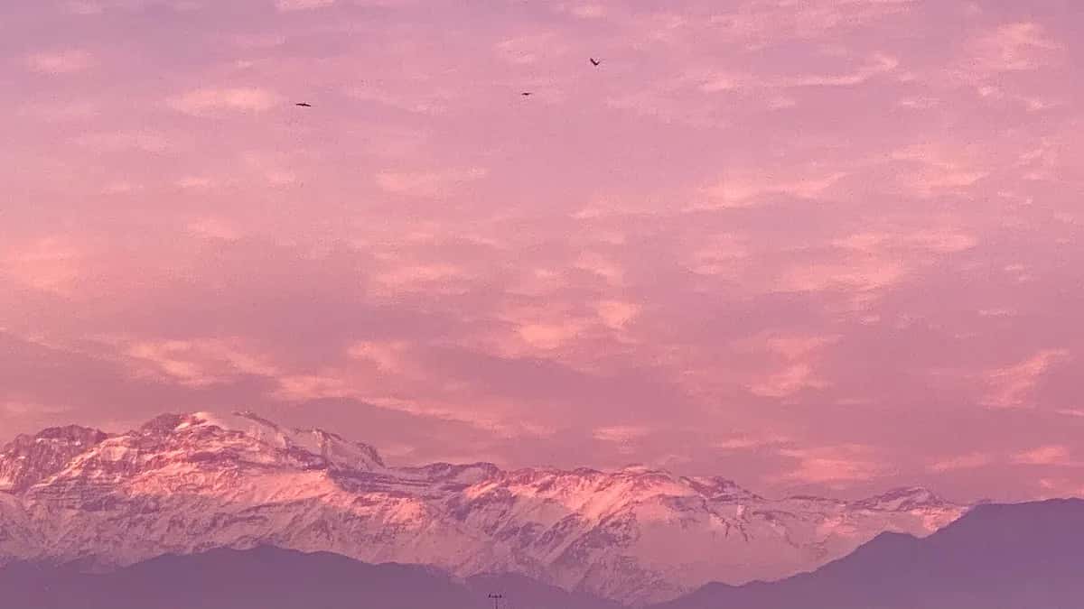 Atardecer sobre Santiago de Chile con la cordillera de los Andes al fondo