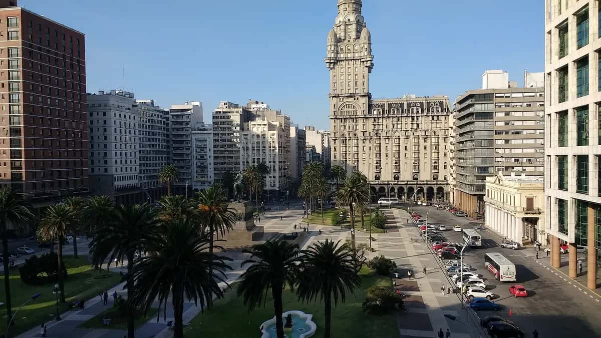 Plaza Independencia de Montevideo con el Palacio Salvo
