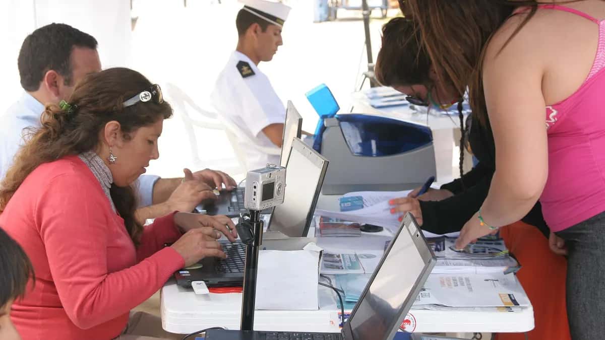 Funcionários do Registro Civil atendendo o público