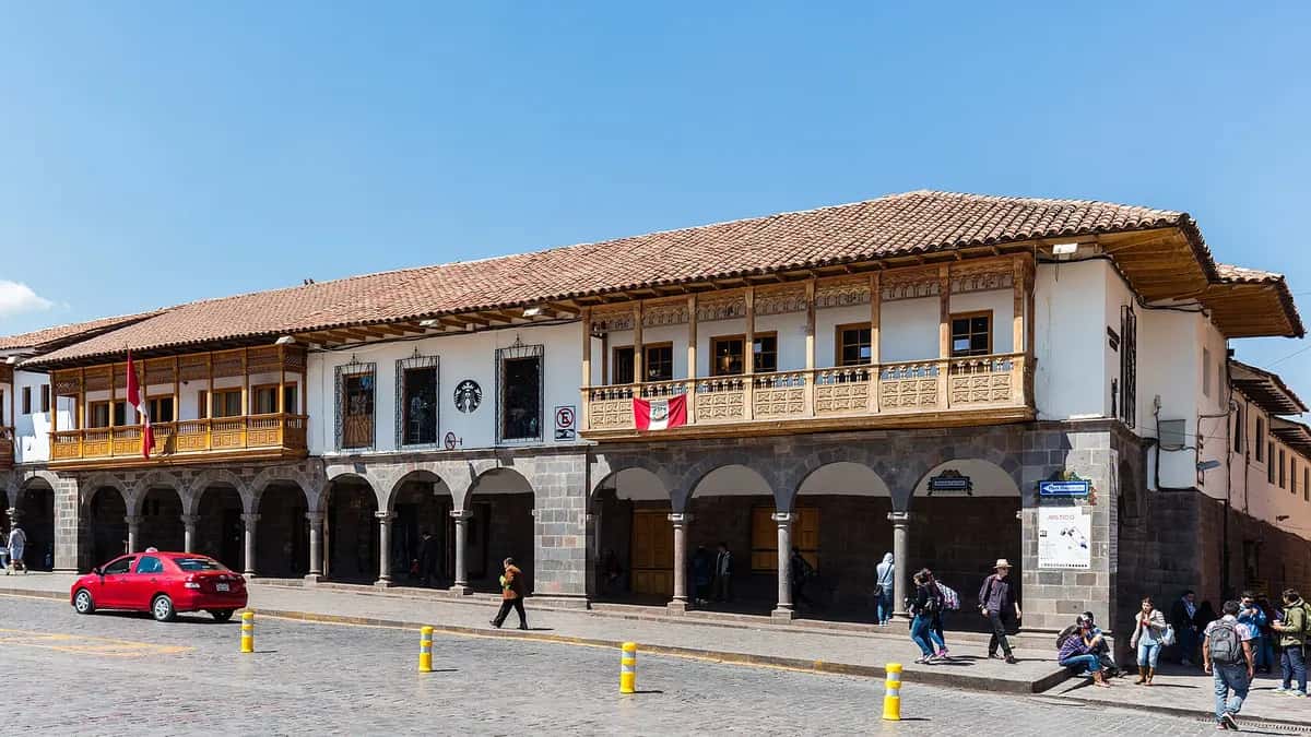 Plaza de Armas de Cusco com suas sacadas coloniais