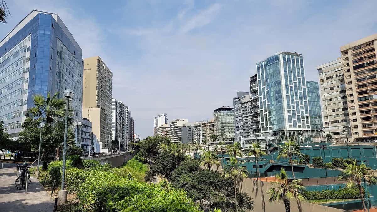 Edificios de oficinas y departamentos en Miraflores, Lima