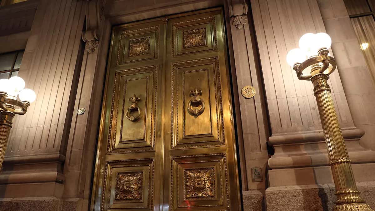 Portas de bronze do Banco Central do Chile