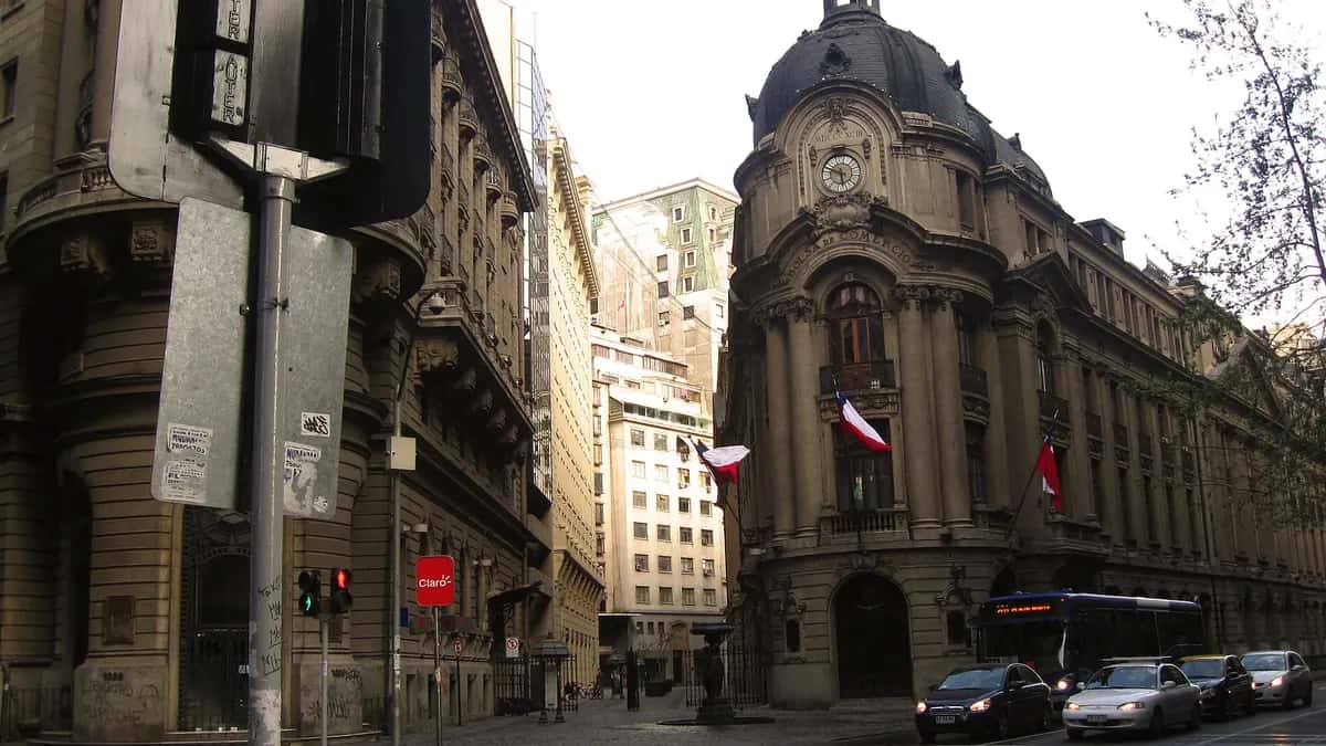 Edifício histórico da Bolsa de Santiago no centro