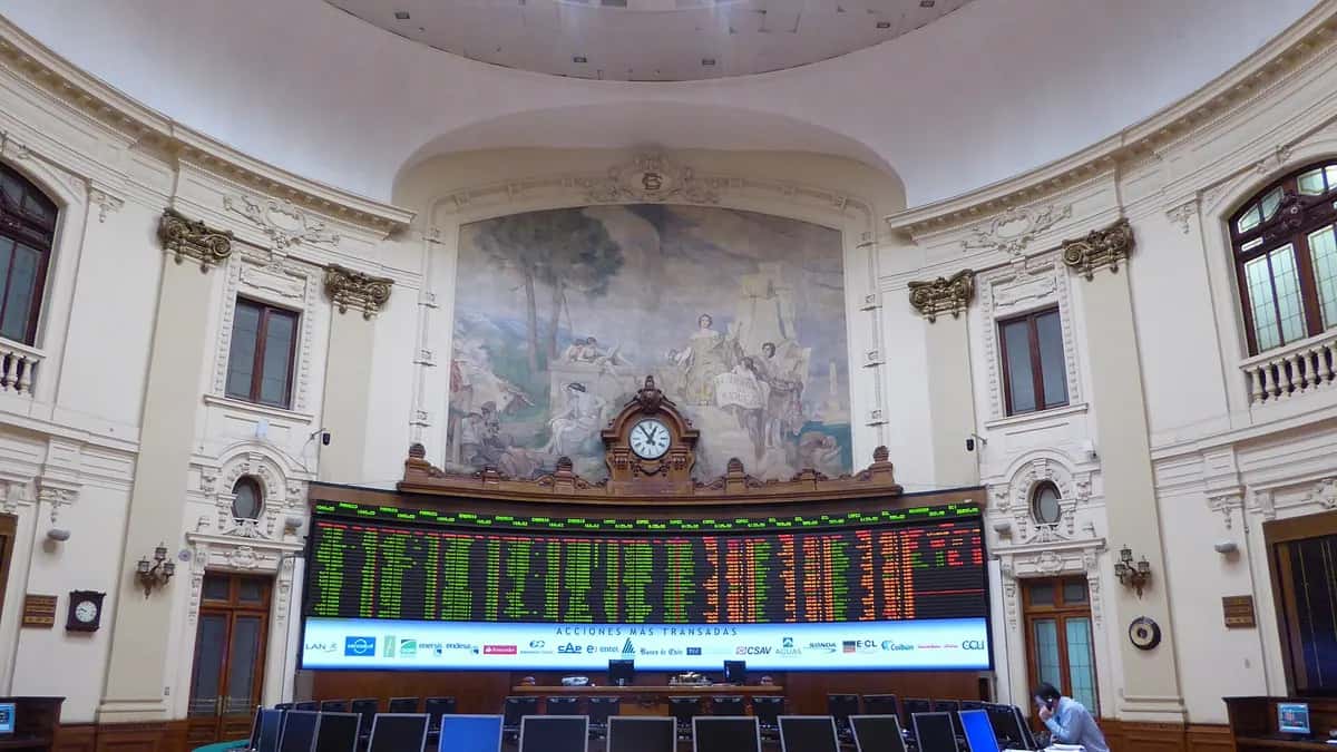 Salão principal da Bolsa de Santiago com telas de cotações
