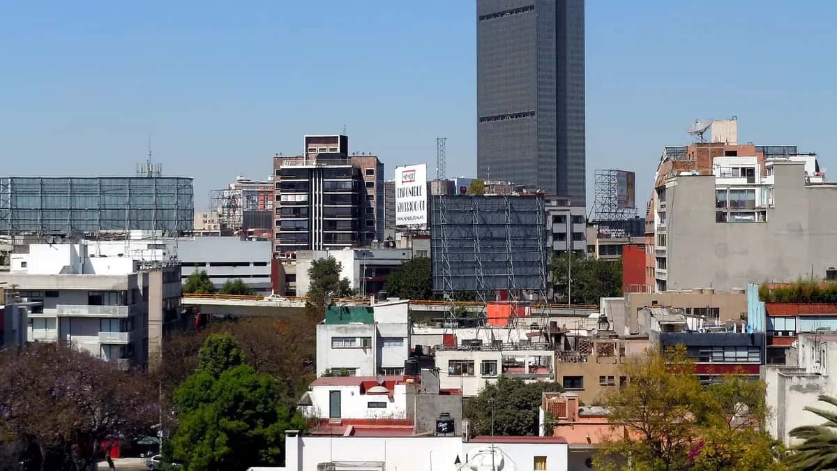 La Torre Pemex entre edificios de Ciudad de México