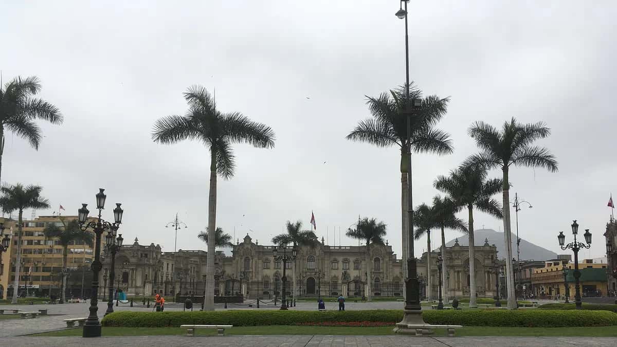 Palacio de Gobierno del Perú visto desde la Plaza Mayor, entre palmeras