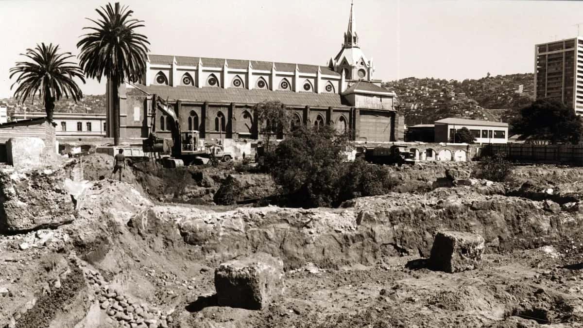 Black and white photo of the construction of the Congress building in Valparaíso