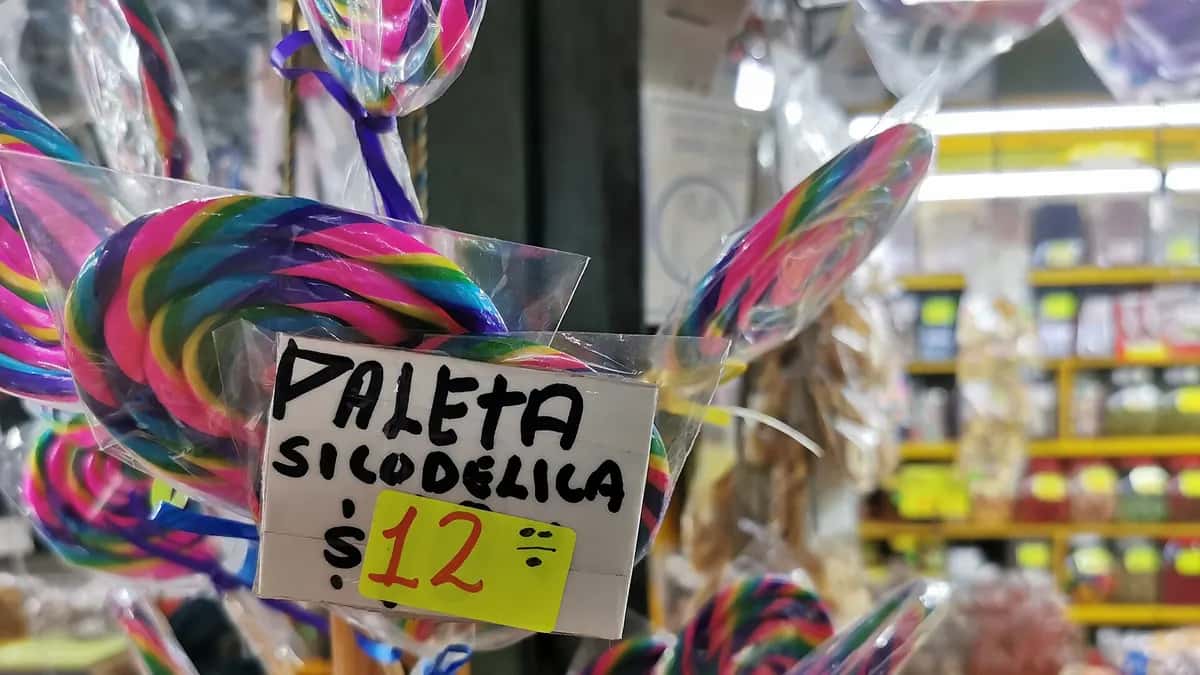 Pirulitos coloridos à venda num mercado da Cidade do México