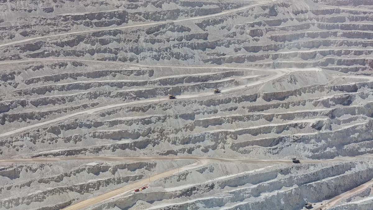 Terraços de uma mina de cobre a céu aberto no norte do Chile