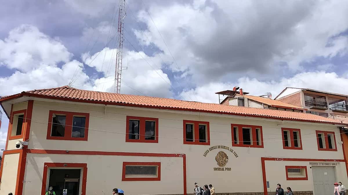 Sede do Banco Central de Reserva do Peru em Puno, com fachada branca e telhado de telhas