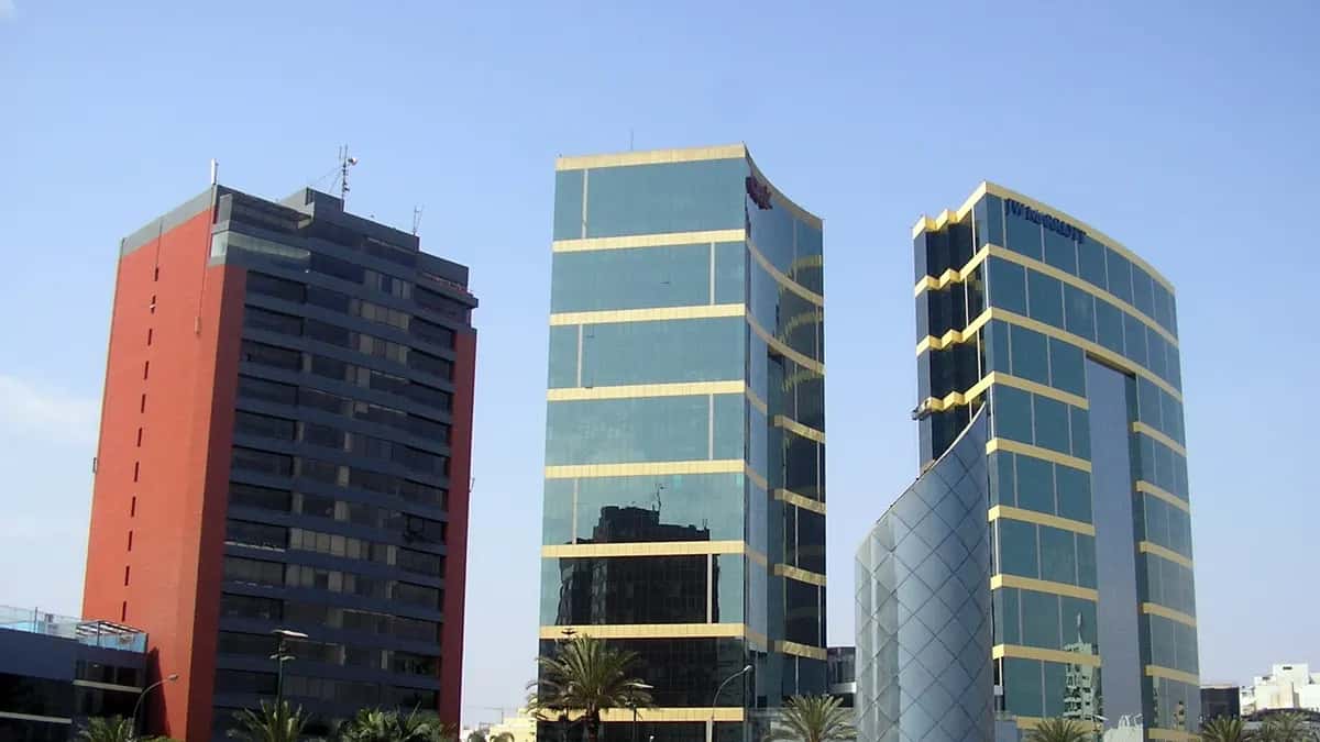 Prédios de escritórios e apartamentos em Miraflores, Lima