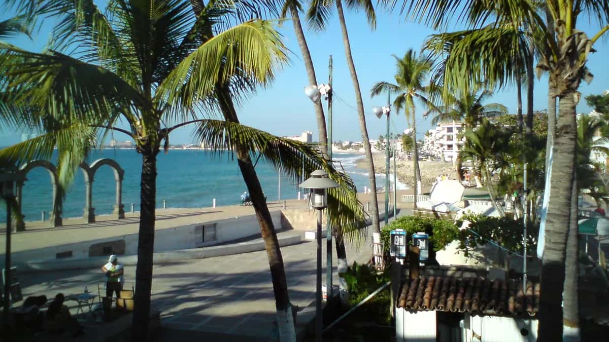 Calçadão de Puerto Vallarta com palmeiras e o mar ao fundo