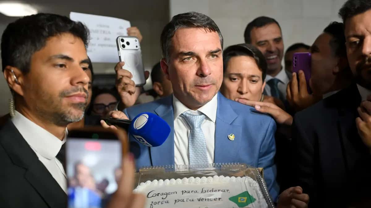 Flávio Bolsonaro surrounded by journalists in Brazil's Senate