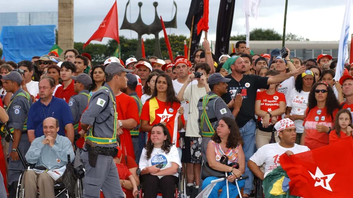 PT supporters with red flags at Lula's inauguration in Brasília in 2003