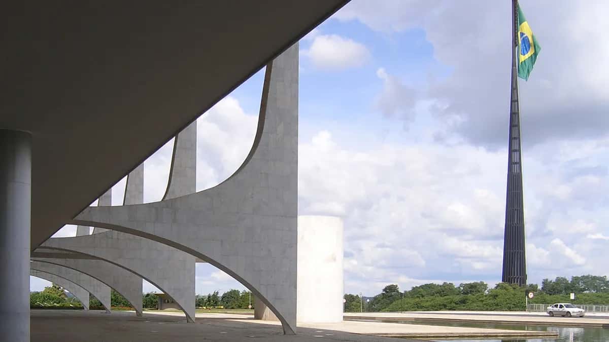 Columns of the Planalto Palace and Brazil's flag in Brasília