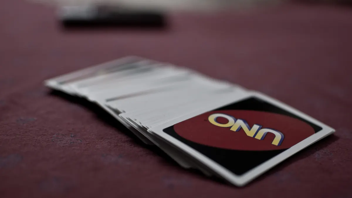Mazo de cartas de UNO sobre una mesa