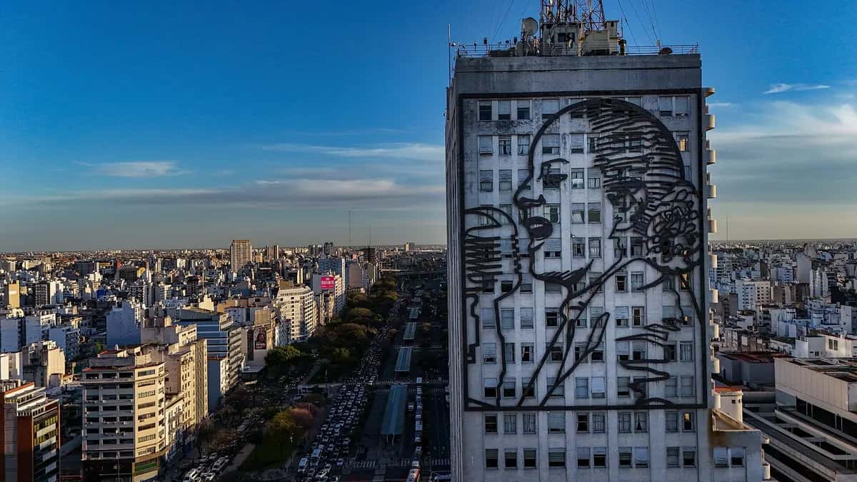 Public Works Ministry building with the Eva Perón mural on 9 de Julio avenue
