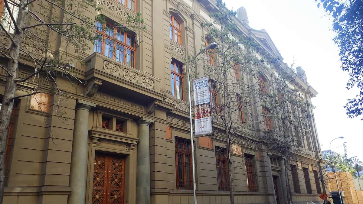 Facade of the Palace of the Courts of Justice from Bandera street, Santiago