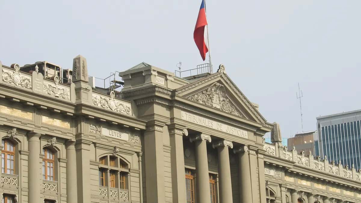 Facade of the Palace of the Courts of Justice with the Chilean flag