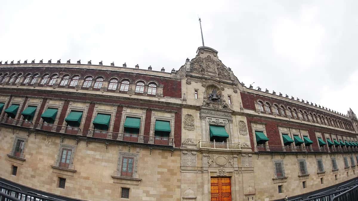 Fachada del Palacio Nacional en el Zócalo de la Ciudad de México