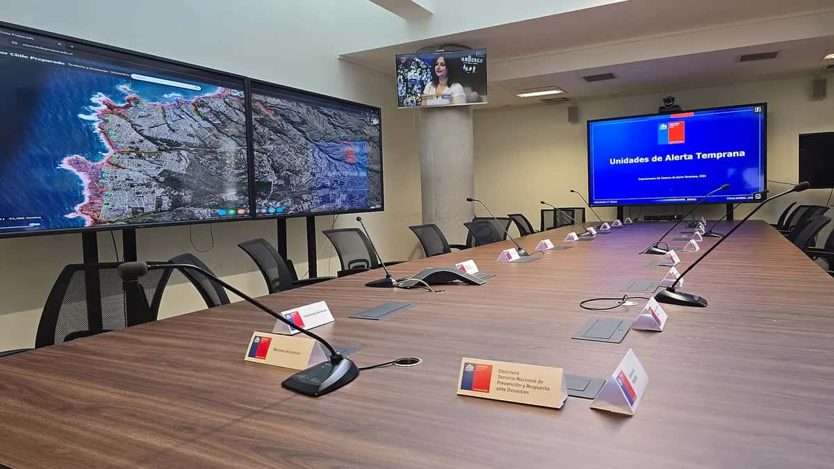 Senapred disaster coordination room with monitoring screens