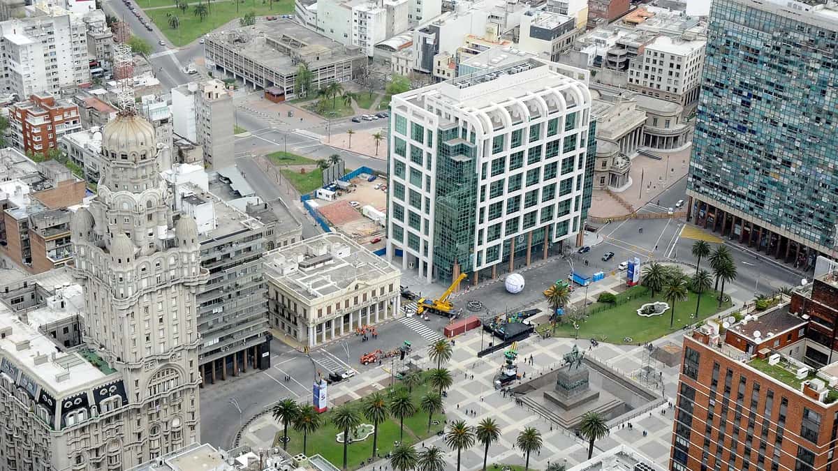 Vista aérea de la Plaza Independencia y la Torre Ejecutiva en Montevideo