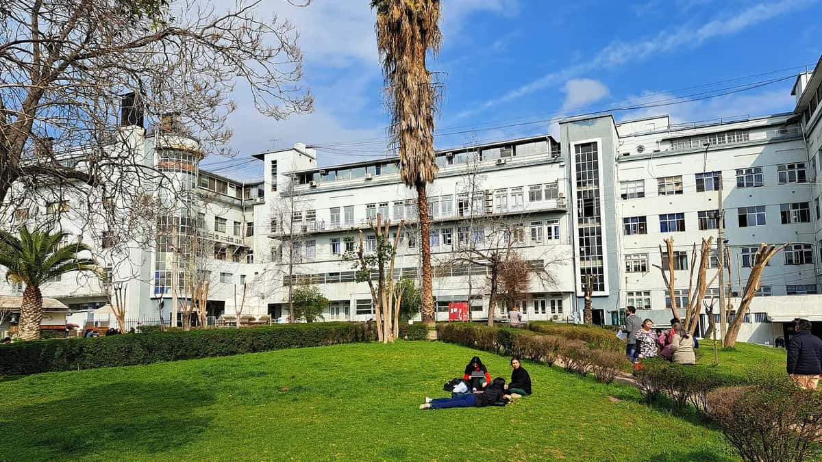 Cuánto gana un médico en Chile en 2026: sueldo en el sector público por jornada y años de servicio