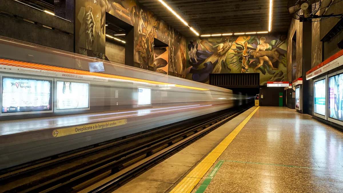 Plataforma da estação Universidad de Chile do metrô de Santiago