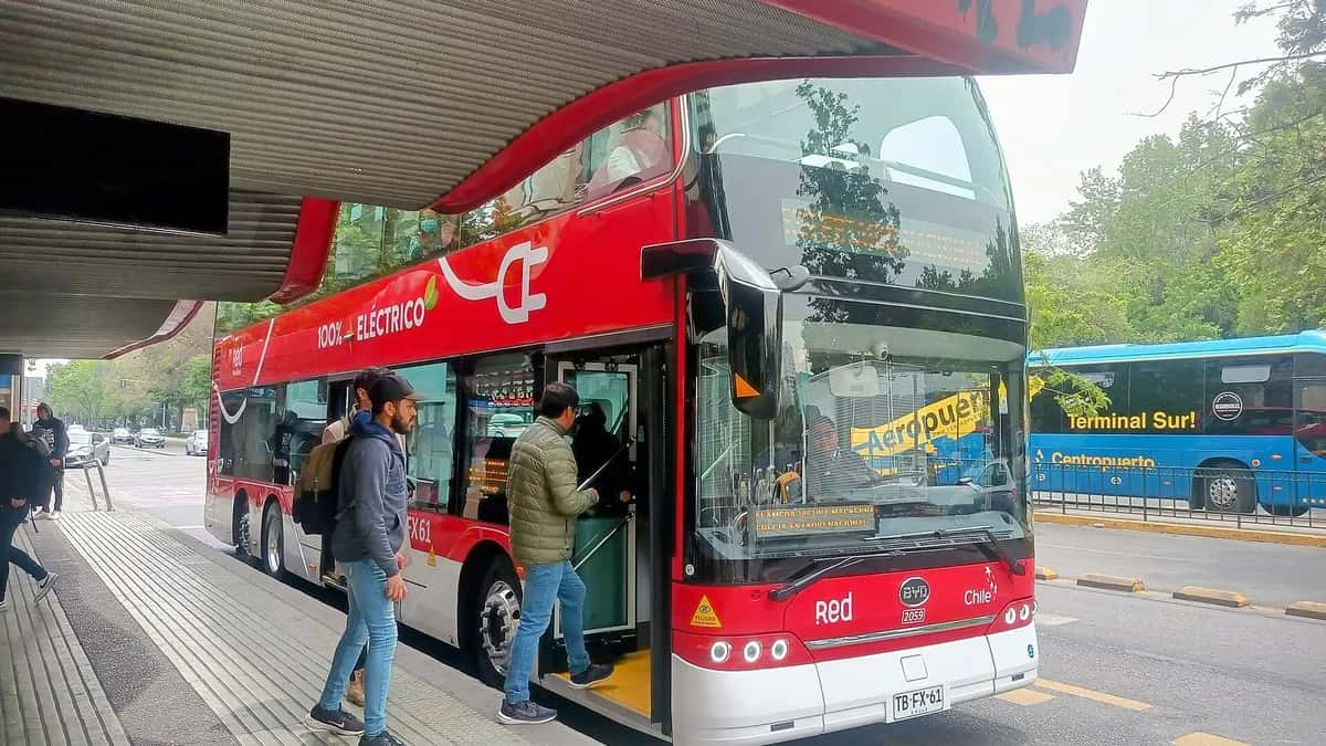 Ônibus elétrico de dois andares da rede Red pela Alameda, Santiago