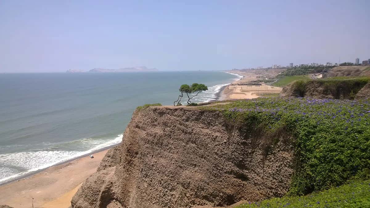Falésias da Costa Verde de Lima diante do oceano Pacífico