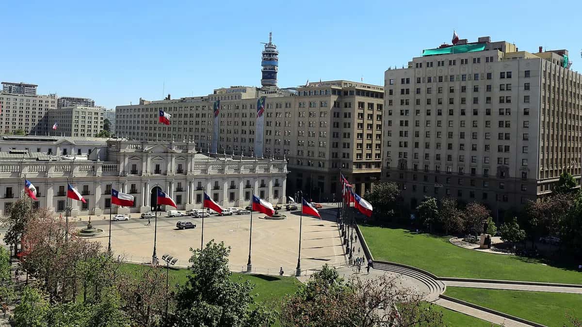 Praça da Constituição com o Palácio de La Moneda e prédios do bairro cívico