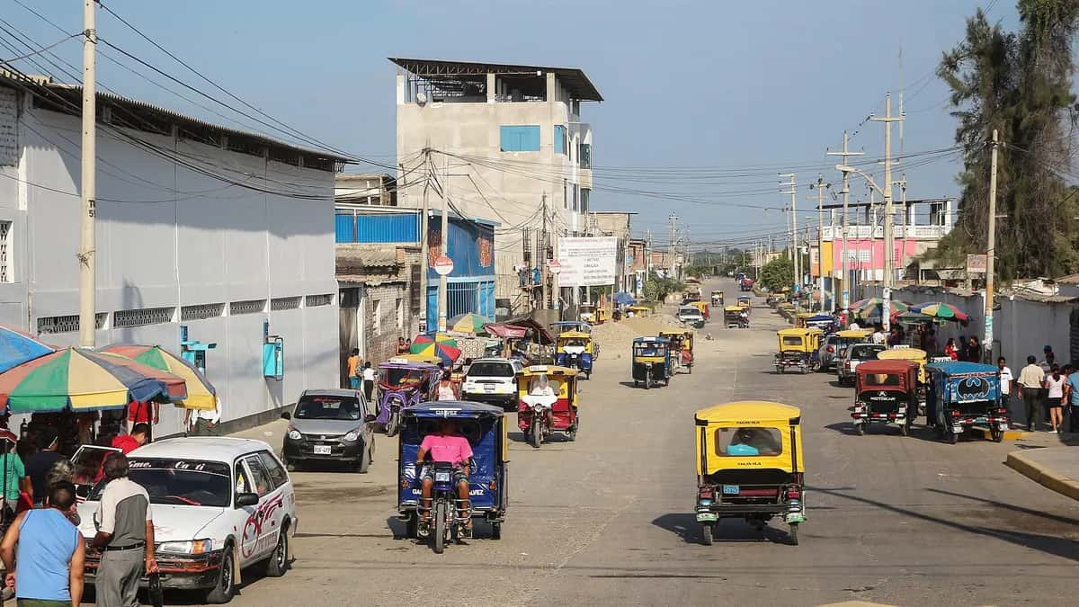 Rua com mototáxis na cidade de Tumbes, na fronteira norte do Peru