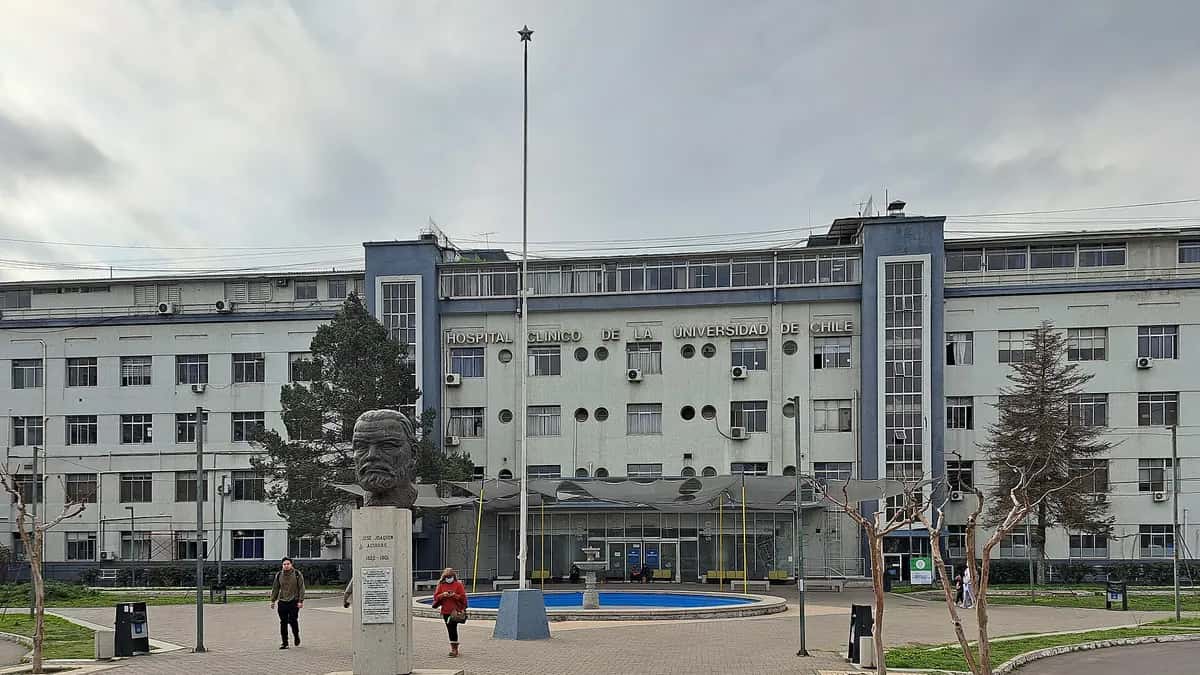 Building of the University of Chile Clinical Hospital in Independencia