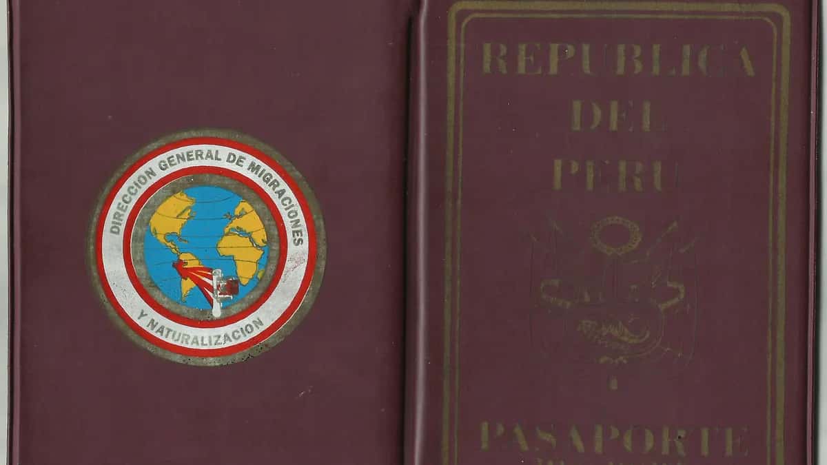 Cover of an old 1998 Peruvian passport