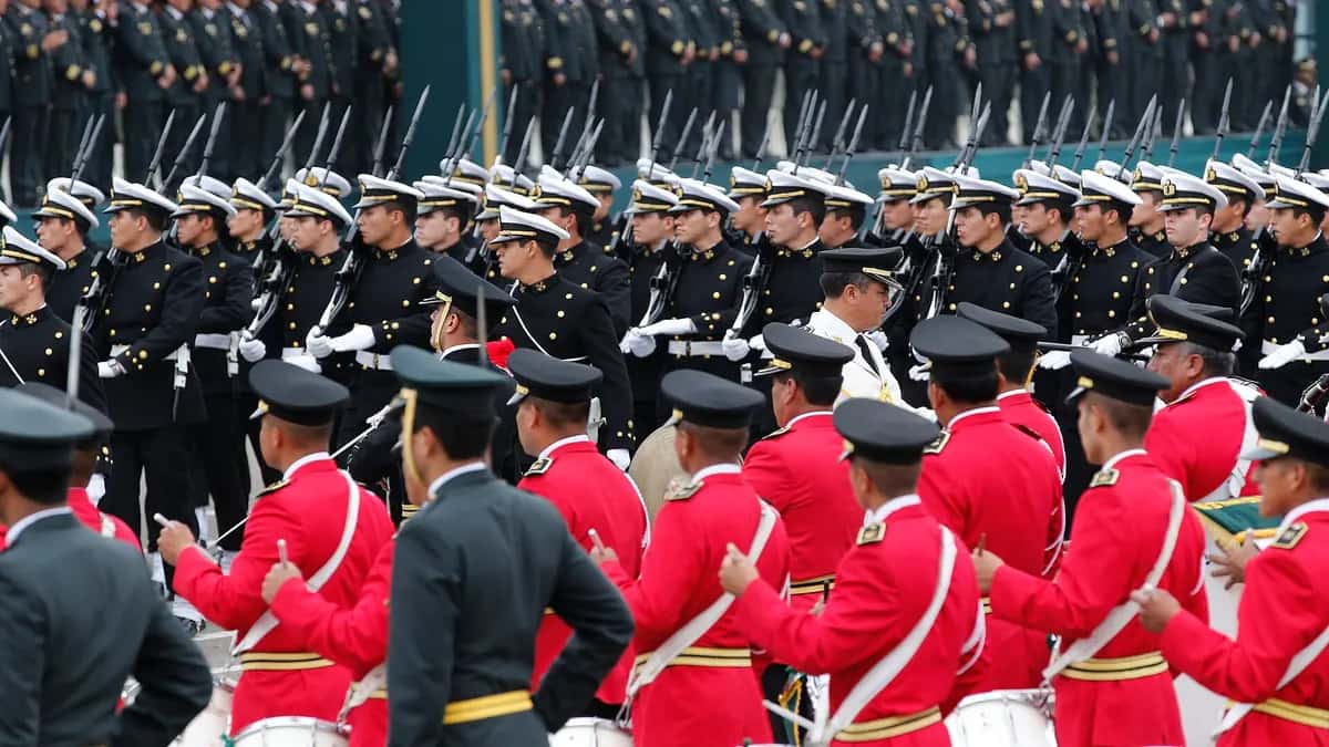 Desfile de policiais da Polícia Nacional do Peru em uniforme de gala