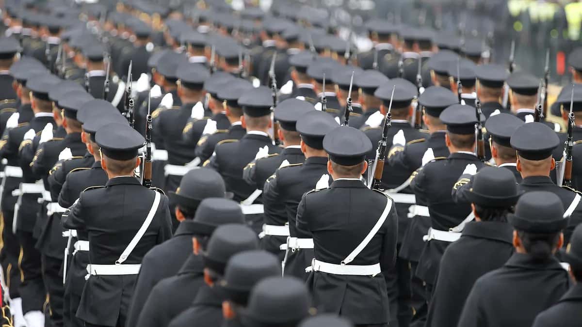 Formação de policiais peruanos em uniforme de gala durante desfile em Lima