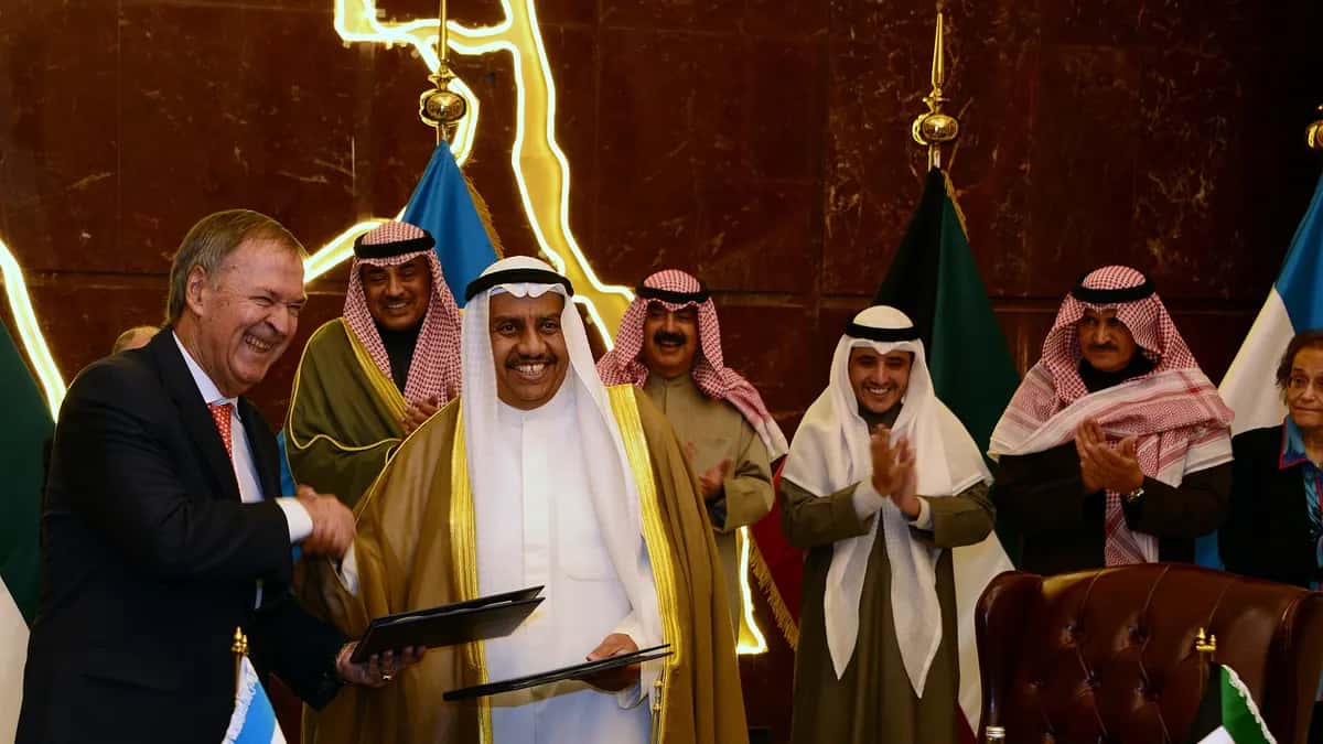 Juan Schiaretti firma acuerdos en Kuwait durante una misión oficial como gobernador de Córdoba