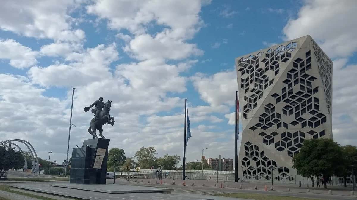 Centro Cívico del Bicentenario, sede del Gobierno de Córdoba, con un monumento ecuestre en primer plano