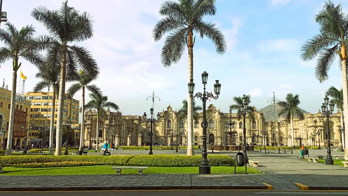 Plaza Mayor de Lima con palmeras y el Palacio de Gobierno al fondo