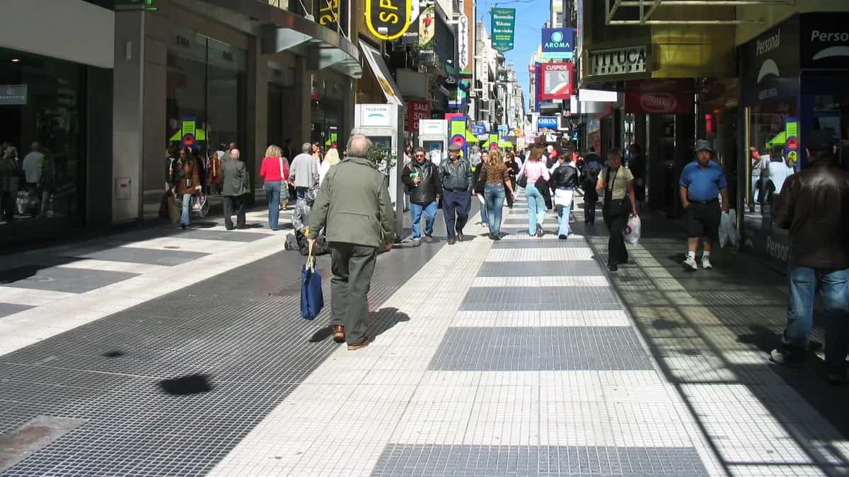 Pedestres e lojas na rua Florida, no centro de Buenos Aires