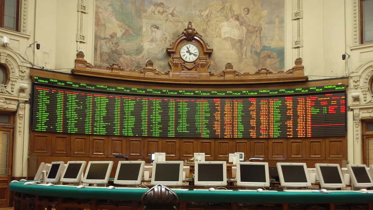 Sala de operações da Bolsa de Comércio de Santiago, com painéis de cotações
