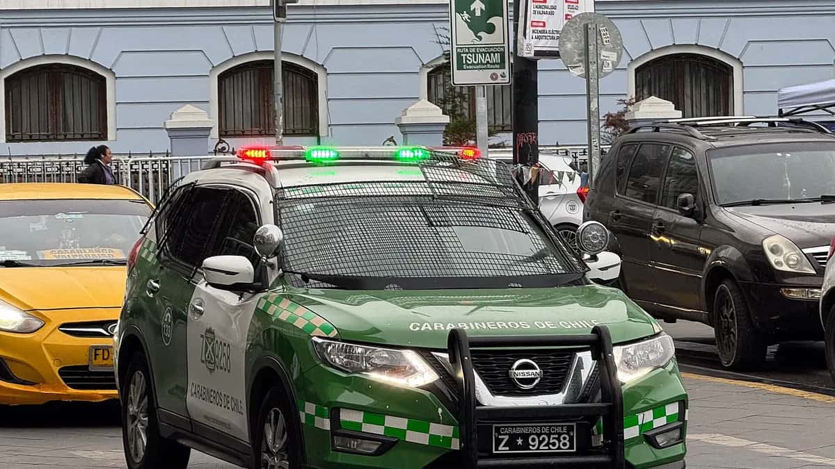 Patrulla de Carabineros de Chile en una calle de Valparaíso