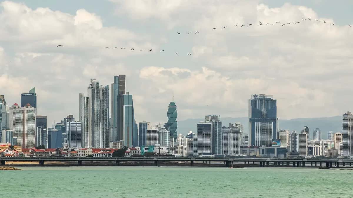 Vista del perfil de rascacielos de Ciudad de Panamá desde el mar