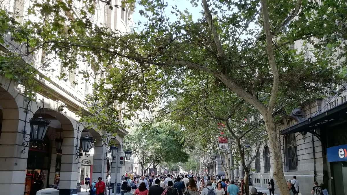 Paseo Ahumada, en el centro de Santiago, con peatones