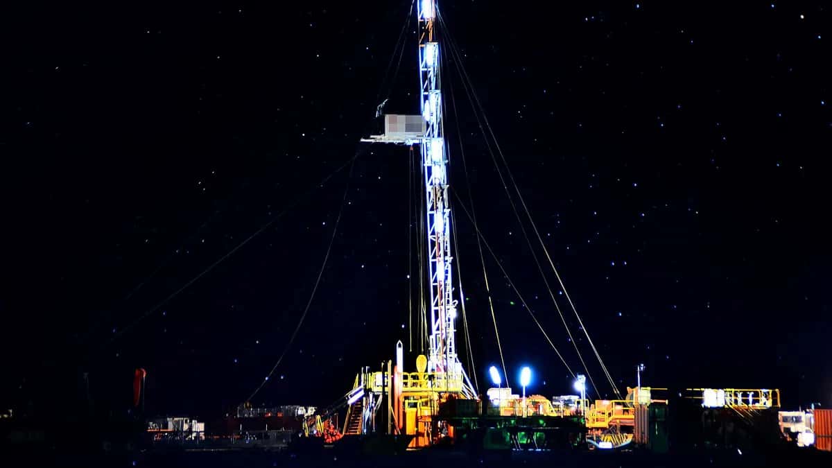 Equipo de perforación petrolera iluminado de noche en la Patagonia argentina